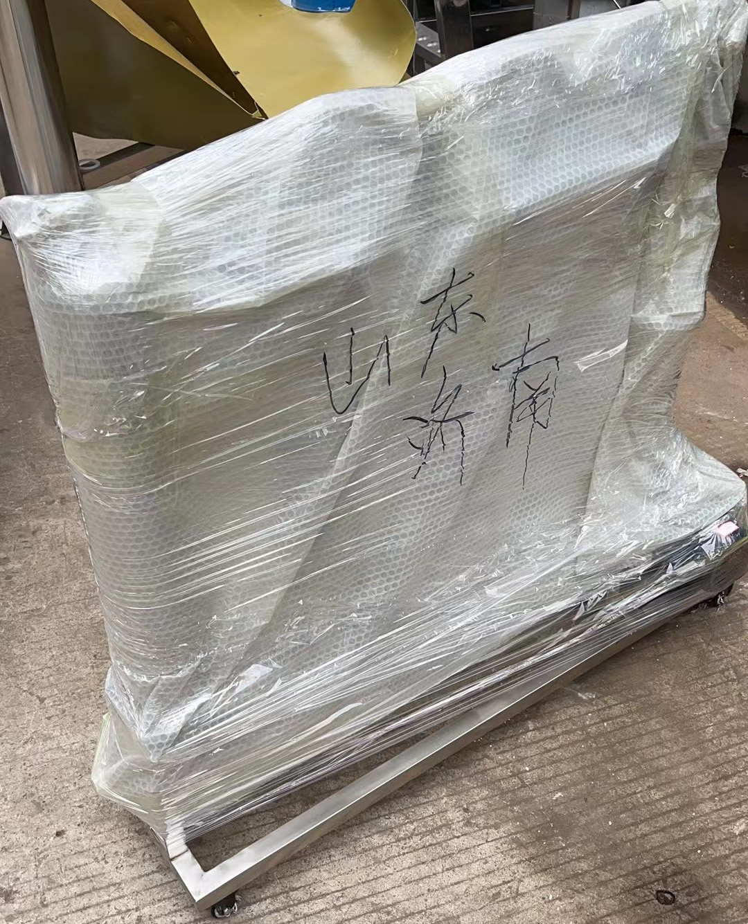 山東濟(jì)南王總的一臺(tái)小四級(jí)白酒過濾機(jī)已打包發(fā)出！
